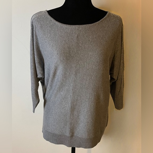 ⭐️⭐️SALE- 2 for $15⭐️⭐️ NY&Co 7th Avenue Gray Heatset Dolman Sweater Size M - Picture 2 of 6